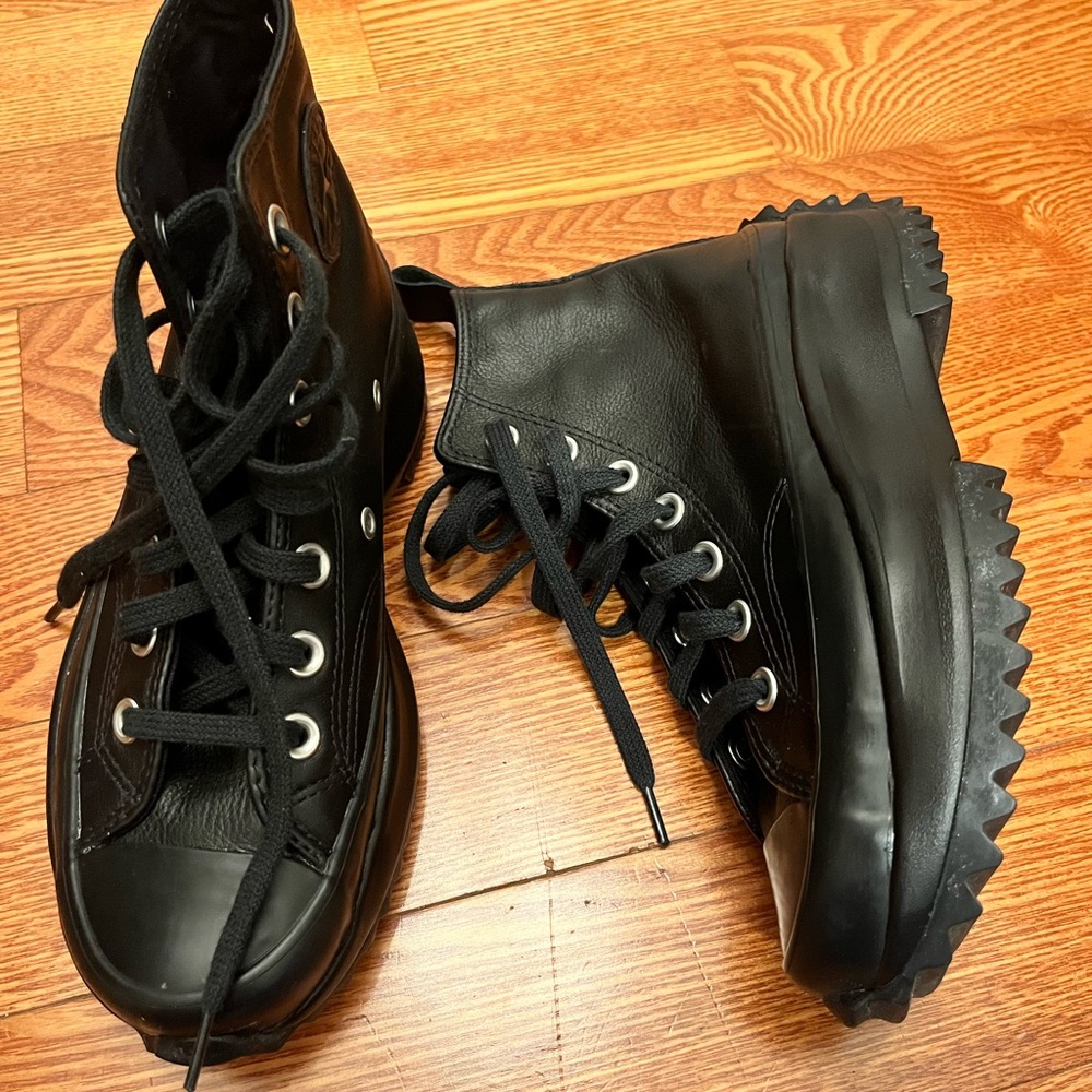 Converse Run Star Hike Platform Leather
UNISEX HIGH TOP SHOE Women’s Size 5.5